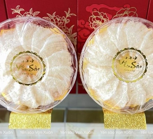 Sản phẩm tổ yến tinh chế vụn chưng bày tại cửa hàng