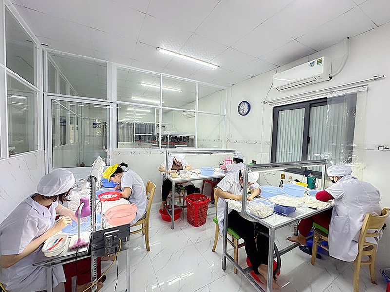 Giới thiệu về Yến Sào Vạn Xuân 7 Từng sợi yến được làm sạch thủ công