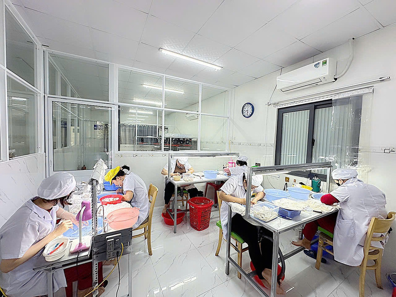 Thợ nhặt lông yến tại phòng sơ chế đang miệt mài làm việc