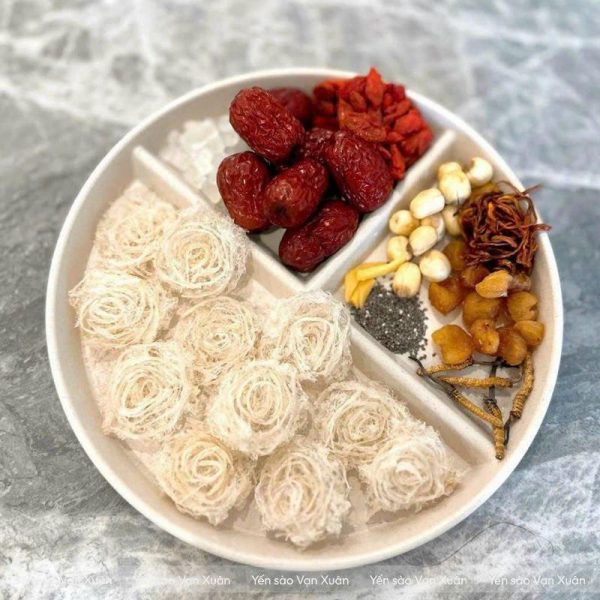 Tổ yến hoa hồng có thể chưng kèm với nhiều loại khác nhau như táo đỏ, kỷ tử, hạt sen, hạt chia, đông trùng