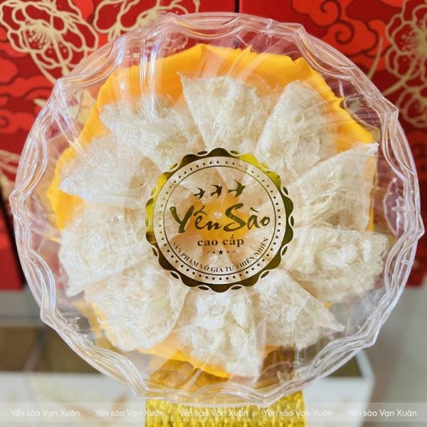 Tổ yến tinh chế sợi rối chân tại cửa hàng