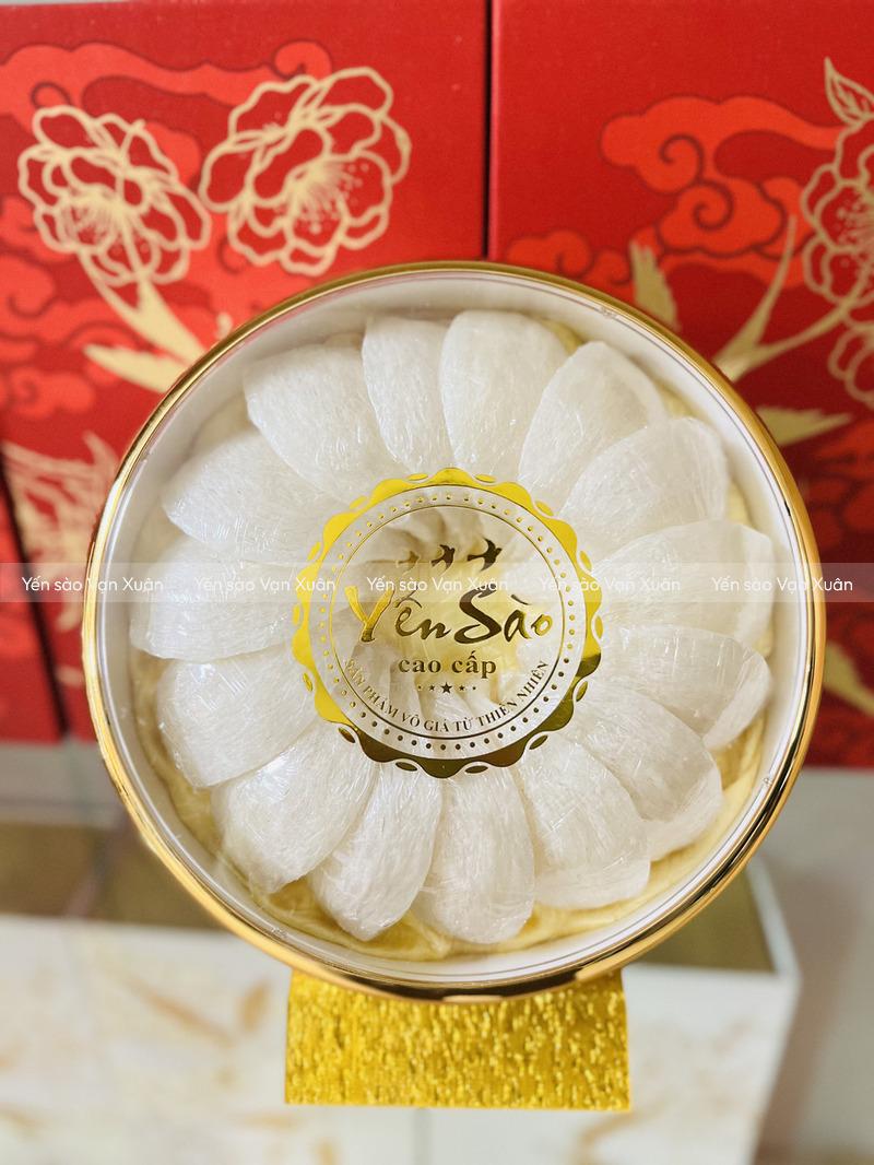 Từng sản phẩm yến sào được chăm chút