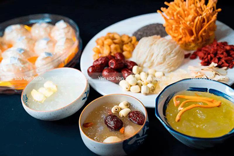 Tổ yến có thể chưng cùng với nhiều loại khác nhau như táo đỏ, kỷ ử, đường phèn, long nhãn, đông trùng... để tăng giá trị dưỡng chất