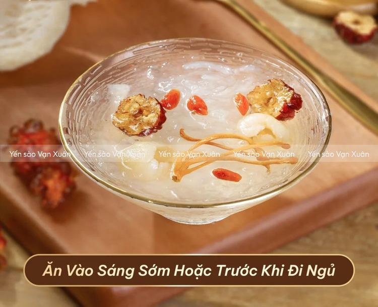 Thời điểm ăn yến tốt nhất là sáng sớm hoặc trước khi đi ngủ