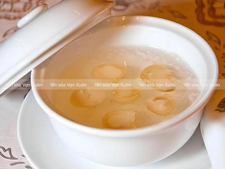 Cho lượng nước không được quá đầy thố vì khi chưng yến sẽ nở ra