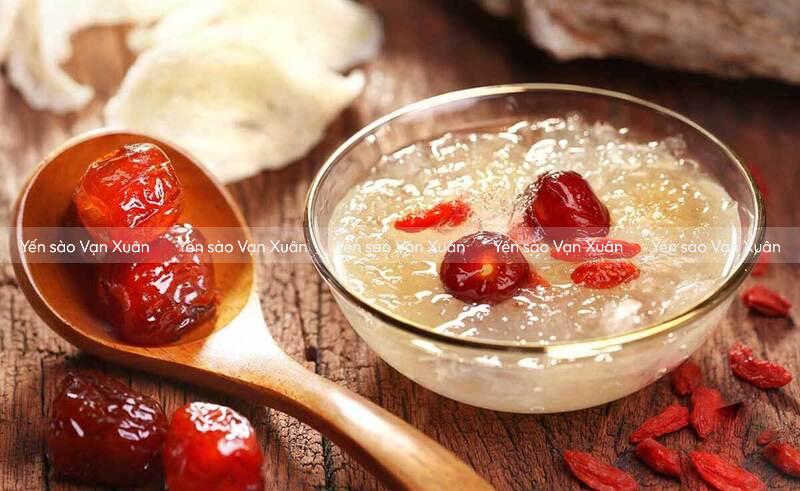 Cách chưng yến đường phèn táo đỏ, kỷ tử, hạt chia, hạt sen thơm ngon 12 Yến chưng cùng đường phèn, táo đỏ và kỷ tử là cách chưng yến kết hợp các nguyên liệu dinh dưỡng