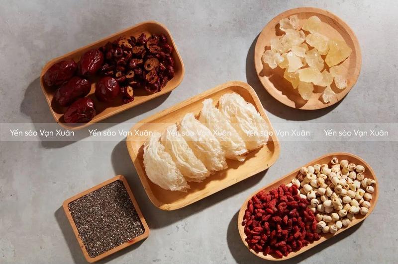 Cách chưng yến đường phèn táo đỏ, kỷ tử, hạt chia, hạt sen thơm ngon 10 Đường phèn, táo đỏ, hạt sen, kỷ tử, hạt chia đều là những nguyên liệu bổ cho sức khoẻ