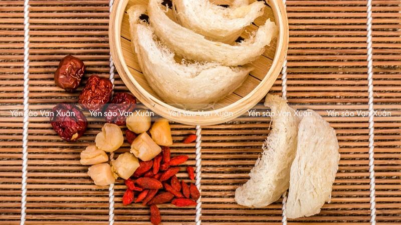 Cách chưng yến đường phèn táo đỏ, kỷ tử, hạt chia, hạt sen thơm ngon 15 Yến chưng đường phèn, táo đỏ cùng các nguyên liệu khác phù hợp với đa số đối tượng đặc biệt với người cần phục hồi sức khoẻ