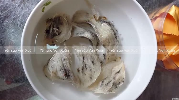 Tổ yến thô có thời gian ngâm lâu hơn tổ yến tinh chế