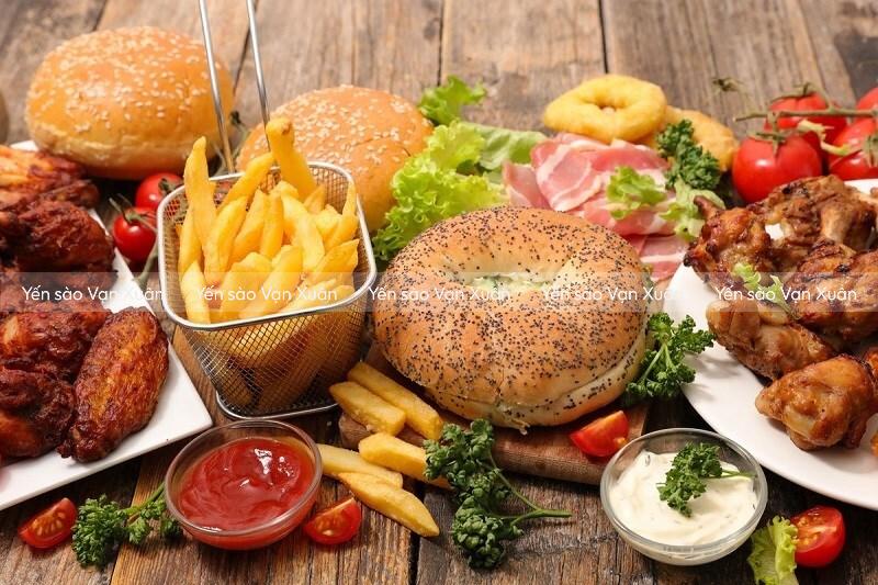 Trẻ em ăn yến có bị dậy thì sớm không? Sự thật cha mẹ cần biết 10 Đồ ăn nhanh, nhiều đường, dầu mỡ là một trong những nguyên nhân chính khiên trẻ dậy thì sớm