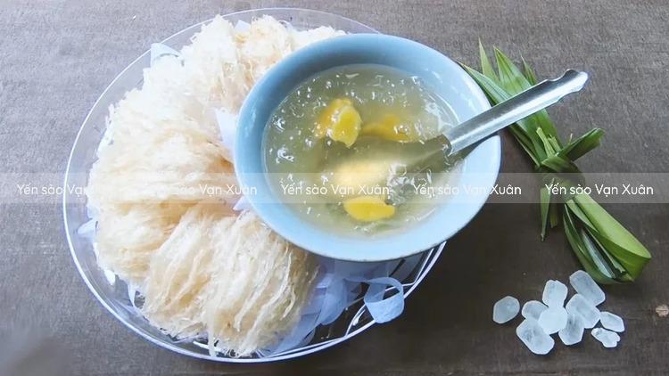 Bệnh nhân ung thư phổi có ăn yến được không? Lợi ích và lưu ý quan trọng 13 Người ung thư phổi thường xuyên mệt mỏi kém ăn uống nên bổ sung yến sào