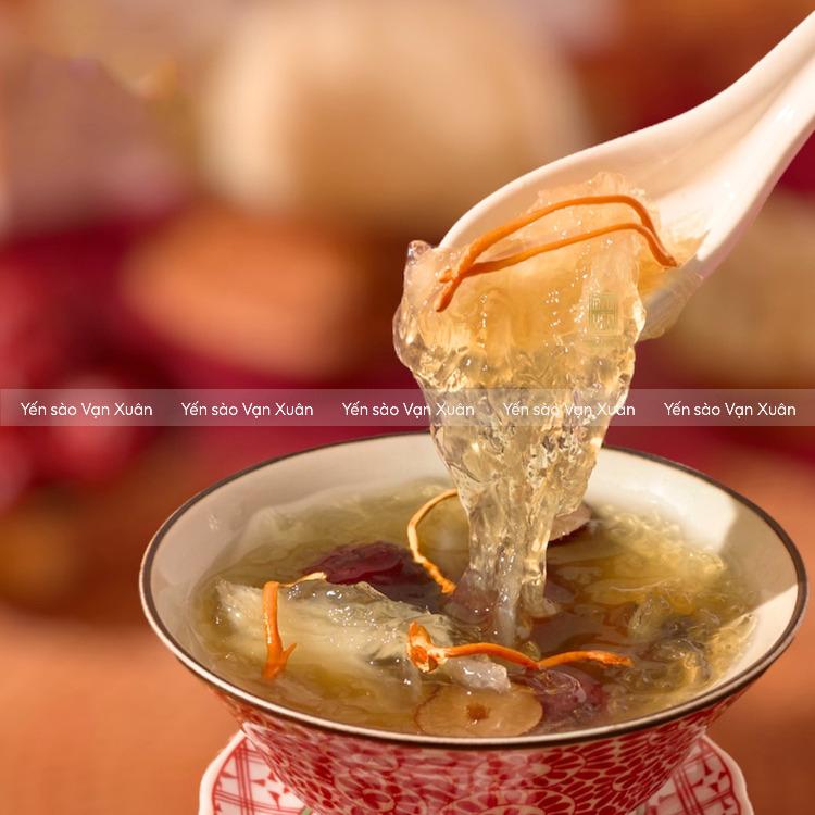 1 tai yến chưng bao nhiêu phút? Thời gian chuẩn giúp yến mềm ngon, giữ trọn dinh dưỡng 11 Yến chín khi múc sẽ sánh, các sợi yến có độ kết dính với nhau