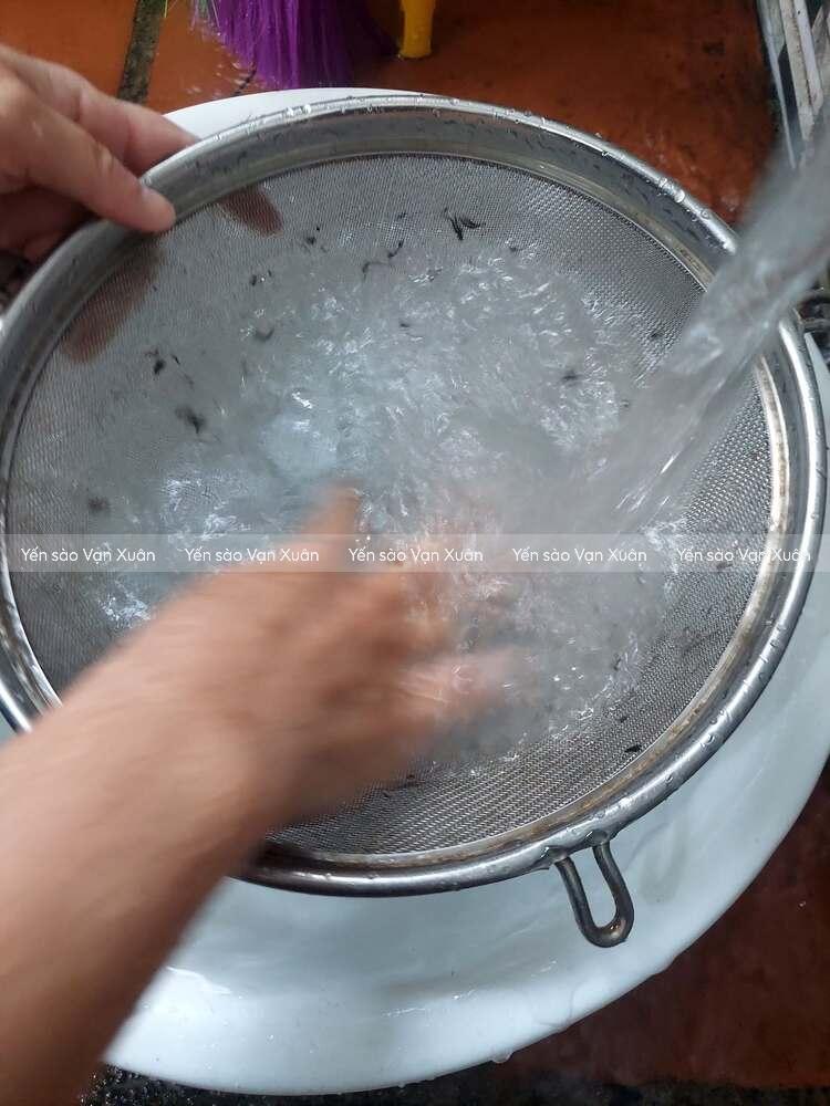 Cách nhặt lông yến bằng dầu ăn đơn giản, dễ thực hiện 11 cach-nhat-long-yen-bang-dau-an-07