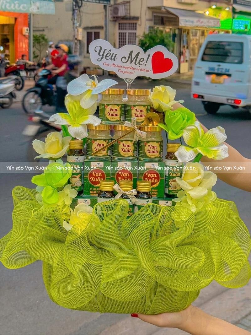 Hộp 6 hũ yến chưng đường phèn Nam Dược 2 Giỏ quà yến sào được bày biện đẹp mắt, phù hợp với nhiều diph khác nhau