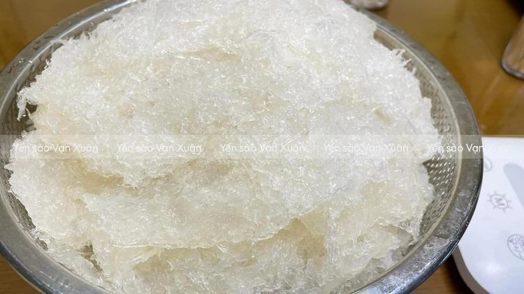 Để biết yến đã được làm sạch hay chưa, cần kiểm tra kỹ trong quá trình sơ chế dưới ánh sáng phù hợp