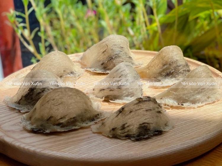 Tổ yến thô chứa nhiều tạp chất như lông chim, bụi bẩn, phân chim vì vậy cần được làm sạch trước khi chế biến