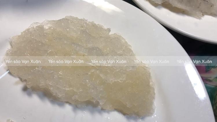 Sau khi làm sạch lông yến vẫn cần kiểm tra lại để đảm bảo độ sạch