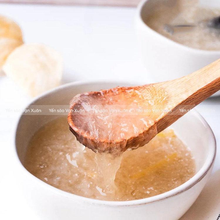 Yến thật sau khi chưng vẫn giữ được sợi, hơi kết dính vào nhau