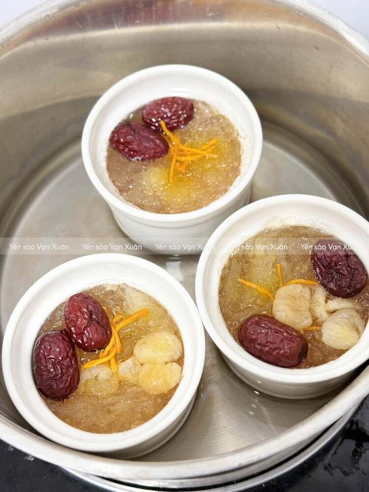 Cách chưng yến cho bà bầu thơm ngon, giữ trọn dưỡng chất 13 Ngoài táo đỏ bạn cũng hoàn toàn có thể cho thêm vài nguyên liệu khác như long nhãn, đông trùng giúp mẹ bầu đa dạng lựa chọn