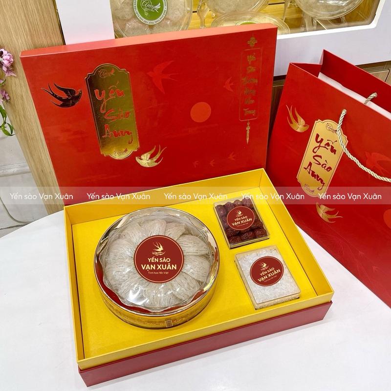 Hộp quà tặng yến sào Phú Quý 2 Bên trong hộp quà tặng yến sào bao gồm 1 hộp yến, 1 hộp táo đỏ tặng kèm, 1 hộp đường phèn tặng kèm