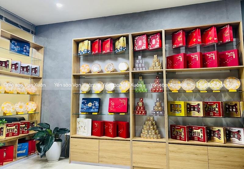 Yến sào cho người già, người lớn tuổi nên chọn loại nào tốt? 17 Cửa hàng yến sào Vạn Xuân có đa dạng các sản phẩm cho khách hàng lựa chọn